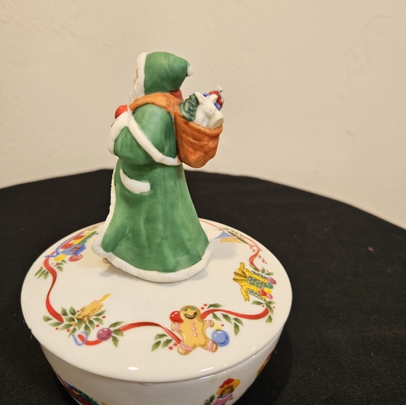 Lenox Victorian Santa Music Box - Picture 6 of 8